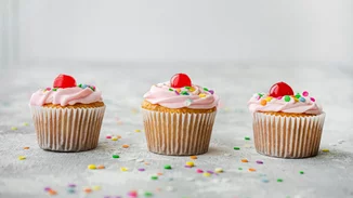 Λατρεύεις τα cupcakes; Πας στοίχημα ότι τρως την αγαπημένη σου λιχουδιά με λάθος τρόπο;