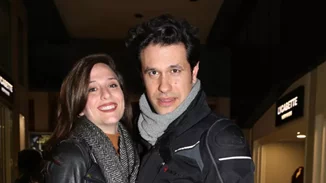 Ορφέας Αυγουστίδης | Φωτογραφίζει τη σύντροφό του, Γεωργία, να νανουρίζει τον γιο τους