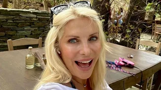 Η Ελένη Μενεγάκη πηγαίνει για μπάνιο στη θάλασσα | Το κλικ λίγο πριν τη βουτιά