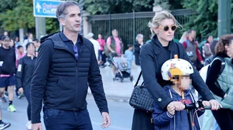 Σία Κοσιώνη | Οικογενειακώς στο Σύνταγμα - Με λουκ - έκπληξη η δημοσιογράφος