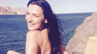 8 διάσημες Ελληνίδες άνω των 50 ετών ποζάρουν με μαγιό