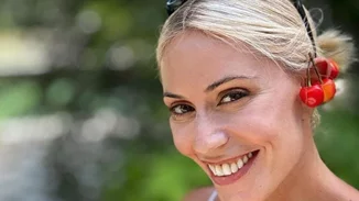 Η Μαρία Μπακοδήμου με αέρινο καφτάνι και μαγιό μαρινιέρα