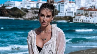 Η Αθηνά Οικονομάκου με το θηλυκό ολόσωμο μαγιό που κολακεύει τέλεια τη σιλουέτα