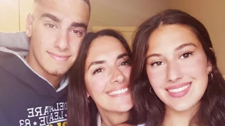 Νόνη Δούνια | Η συγκινητική έκπληξη που την περίμενε στο σπίτι της στον Πειραιά