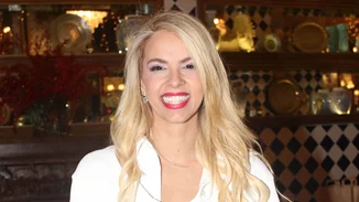 Η Τζένη Μελιτά με λευκό t-shirt και κόκκινο ποδηλατικό κολάν | Η "σκληρή" προπόνηση πριν από την πρεμιέρα της εκπομπής της