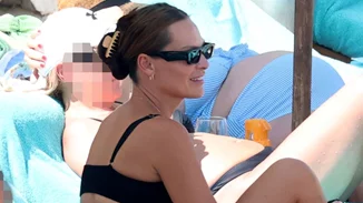 Αντώνης Ρέμος & Υβόννη Μπόσνιακ | Βουτιές σε κοσμοπολίτικη πλαζ της Μυκόνου