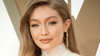 Gigi Hadid | Αγνώριστη στην επίδειξη μόδας του οίκου Versace