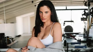 Αγνώριστη η Χριστίνα Μπόμπα | Το νέο ανατρεπτικό κόκκινο hair look της