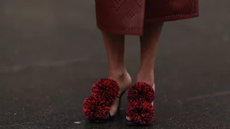 3 "ανθισμένα" ψηλοτάκουνα πέδιλα για τα events του καλοκαιριού