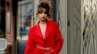 Οι μοντέρνοι τρόποι για να φορέσεις το κόκκινο καλσόν το 2024