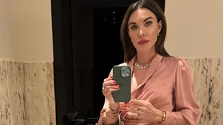 Τατιάνα Στεφανίδου | Με total blue σύνολο στο Μουσείο Γουλανδρή