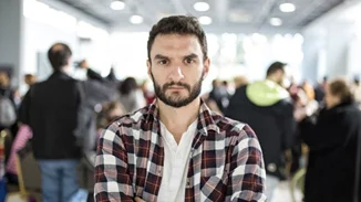 Στέφανος Βούρος | Ο γιος του Γιάννη Βούρου που γεννήθηκε χωρίς δάχτυλα και σαρώνει στο TikTok