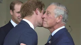 Tα 45 λεπτά της συνάντησης του βασιλιά Καρόλου με τον γιο του Harry