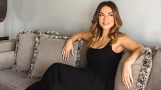 Βάσω Λασκαράκη | Το έξυπνο κόλπο που κάνει με τα μαλλιά της αναβαθμίζει κάθε sleek χτένισμα