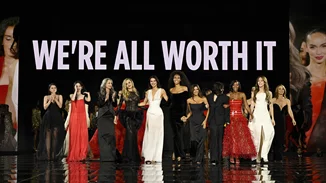 Le Défilé 2025 | Η Δούκισσα Νομικού έλαμψε στο Παρίσι δίπλα σε Jane Fonda & Kendall Jenner