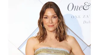 Η Βίκυ Καγιά δείχνει τον σωστό τρόπο εφαρμογής της κρέμας ματιών για άμεσο αποτέλεσμα λίφτινγκ