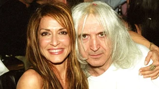 41 χρόνια πριν | Άννα Βίσση - Νίκος Καρβέλας στο γάμο τους - το συντηρητικό νυφικό, τα πασουμάκια της νύφης και τα διαφορετικά μαλλιά του γαμπρού