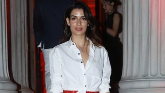 Η Τόνια Σωτηροπούλου φωτογραφίζεται με εσώρουχα στα κανάλια της Βενετίας και μας δείχνει το γυμνασμένο της κορμί