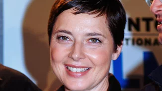 H Isabella Rossellini ποζάρει με τη δίδυμη αδερφή της και μιλάει για τη μητέρα τους