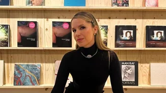 Ηλέκτρα Νιάρχου | Η μικρή αδερφή της Ευγενίας Νιάρχου ποζάρει με στενό μαύρο φόρεμα