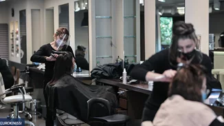 Αρνητής έκανε μήνυση σε κομμωτήριο - Απαιτούσε να τον κουρέψει... ανεμβολίαστος χωρίς μάσκα