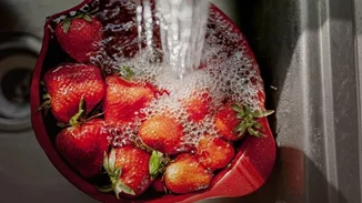 Μόνο το νερό δεν φτάνει | To hack για να φύγουν τα φυτοφάρμακα από τα φρούτα