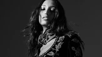 Αυτή η embellished βελούδινη ζακέτα από τη Zara είναι το μοναδικό statement piece που χρειάζεσαι αυτόν το χειμώνα