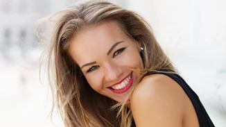 Τα makeup tips που θα κάνουν τα δόντια σου να δείχνουν κατάλευκα