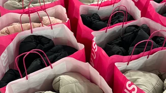 Ο Όμιλος Intrafashion προσφέρει χειμερινά ενδύματα στο "Χαμόγελο του Παιδιού"