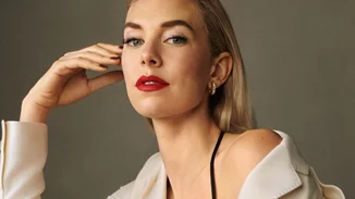 Η Vanessa Kirby ποζάρει για το εξώφυλλο του Harper's Bazaar Greece