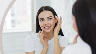 3 λόγοι να προσθέσεις έναν ορό υαλουρονικού οξέος στη ρουτίνα σου -ακόμη κι αν χρησιμοποιείς ισχυρότερα ενεργά συστατικά