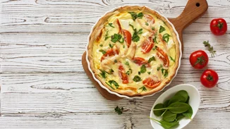 Καλοκαιρινή ντοματόπιτα για να μοσχοβολήσει το σπίτι | Με φέτα, χωρίς φύλλο