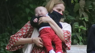 Τζένη Μπαλατσινού | Με boho outfit σε βόλτα με τον 5 μηνών γιο της