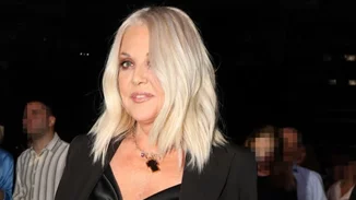 Η (αναπάντεχη) στιλιστική επιλογή της Ρούλας Κορομηλά σε νυχτερινή της εμφάνιση