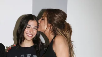 Η Μελίνα Νικολαΐδη στη συναυλία της μητέρας της | Το oversized T-shirt με το μήνυμα για τη Δέσποινα