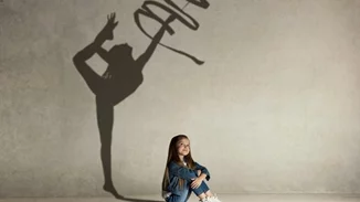 Επτάχρονο κορίτσι που γεννήθηκε χωρίς δάχτυλα στο αριστερό της χέρι ονειρεύεται να γίνει επαγγελματίας γυμνάστρια - Και αρνείται να χρησιμοποιήσει προσθετική