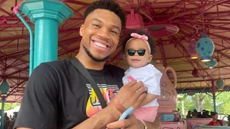 Ο Γιάννης Αντετοκούνμπο παίρνει το βραβείο του πιο fun μπαμπά | Φωτογραφίες από το οικογενειακό ταξίδι στη Disneyland