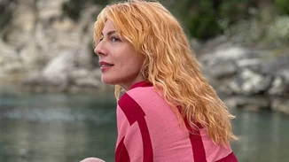 Η Σμαράγδα Καρύδη με το κόκκινο μπικίνι της πάνω στα βράχια