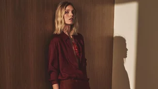 Η "quiet luxury" καφέ φούστα από τη Massimo Dutti που θα φορέσεις τώρα και το φθινόπωρο είναι σε έκπτωση