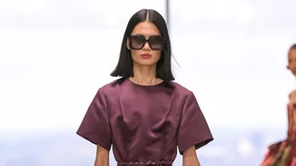 Το νέο μπορντό | Αυτό είναι το χρώμα που πρωταγωνιστεί στις τάσεις για τη σεζόν Φθινόπωρο/Χειμώνας 2025-2026