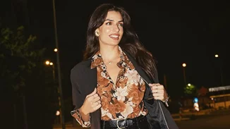 Τόνια Σωτηροπούλου | Τα ιδιαίτερα παπούτσια με τα οποία αναβάθμισε ένα total black look