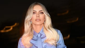 Η Κατερίνα Καινούργιου με πορτοκαλί πουλόβερ και παντελόνι από τη νέα συλλογή της Zara