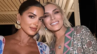 Σταματίνα Τσιμτσιλή και Κατερίνα Καινούργιου νυχτοπερπάτησαν στην Πάρο