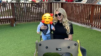 Η Κωνσταντίνα Σπυροπούλου απολαμβάνει στιγμές διασκέδασης με τον γιο της, Βλάσση στην παιδική χαρά