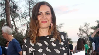 H Άννα Δρούζα κομψή σε εγκαίνια έκθεσης σε γκαλερί