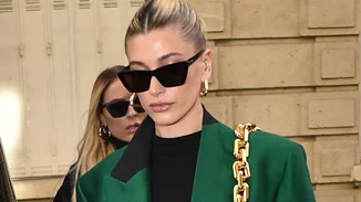 Αναρωτιέσαι πώς θα αποκτήσεις το λαμπερό μακιγιάζ της Hailey Bieber; Σού έχουμε τον πιο εύκολο τρόπο