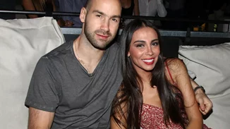 Ολυμπία Χοψονίδου και Βασίλης Σπανούλης | Η οικογενειακή φωτογραφία με τα έξι παιδιά τους στο σαλόνι του σπιτιού τους