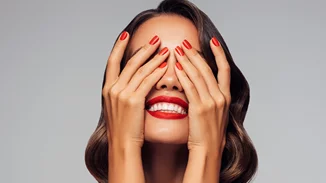 Το μόνα κόκκινα μανικιούρ που αξίζει να κάνεις φέτος τις γιορτές