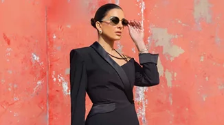 Η Σταματίνα Τσιμτσιλή με το μπορντό φόρεμα από τη Mango που κολακεύει τέλεια τη σιλουέτα