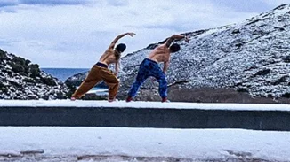 Άγγελος Λάτσιος - Γαία Μερκούρη | Κάνουν topless γιόγκα στη χιονισμένη Άνδρο